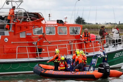 Il se jette à l'eau pour récupérer son cubi de rosé