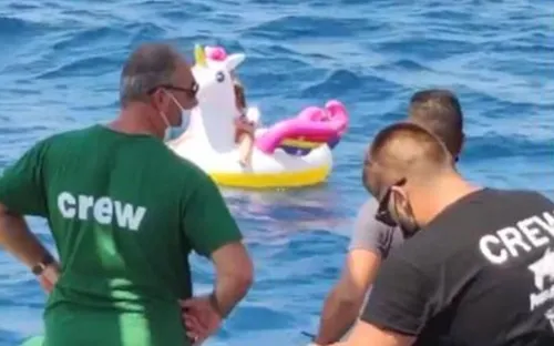 Une fillette à la dérive sur une bouée licorne sauvée par un ferry