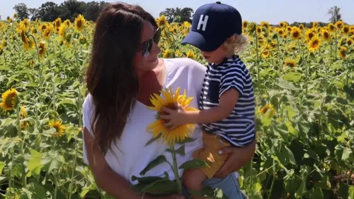 Un enfant de 2 ans retire son masque pour manger dans un avion, il...