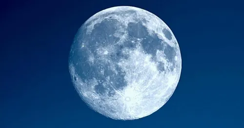 Une rare pleine lune bleue le soir d'Halloween