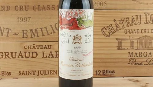 Ils commandent une bouteille à 18 euros, et se font servir un...