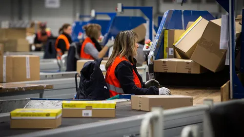 La Poste va recruter 9000 personnes pour gérer les colis de Noël