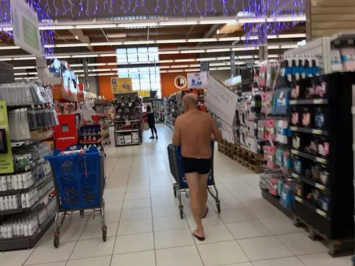 Il fait ses courses en slip pour dénoncer la fermeture du rayon...