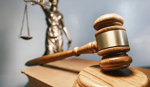 Elle traîne son petit ami au tribunal car il refuse de l’épouser...