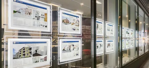 Il achète puis vit dans une une maison... qui n'existe pas