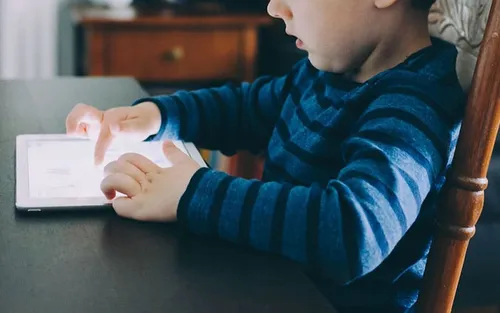 Un enfant de 6 ans emprunte l’iPad de sa mère et dépense 16  000...