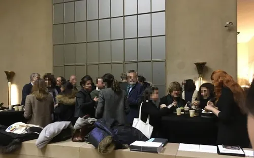 Des élus entassés sans masque à un buffet : la photo qui fait...