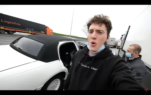 Il réserve un trajet sur BlaBlaCar, c'est une limousine de luxe...