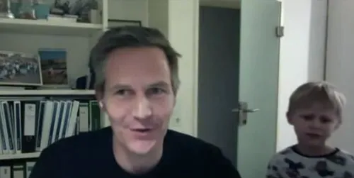 En plein direct sur CNN, le PDG de Trivago est interrompu par son...