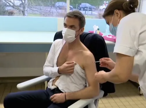 Olivier Veran s'est fait vacciner en direct à la télé