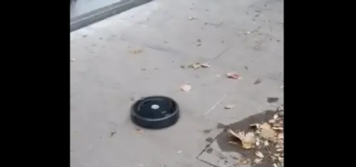 Un robot aspirateur s'échappe et aspire les rues de la ville