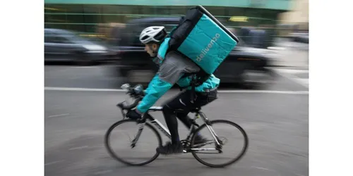 Elle lance une cagnotte pour un "papy" livreur de repas