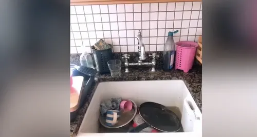 Une mère de famille partage sa grève des tâches ménagères sur...