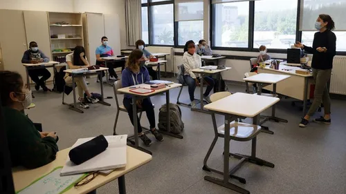 Près d'une vingtaine de parents d'élèves d'un même lycée morts du...