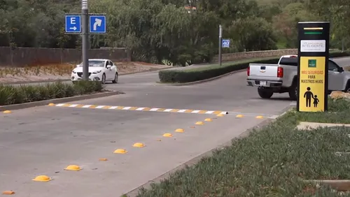 Un dos-d'âne qui se baisse si vous roulez à la bonne vitesse