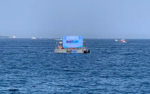 Cannes :  un nouveau bateau publicitaire en mer fait polémique