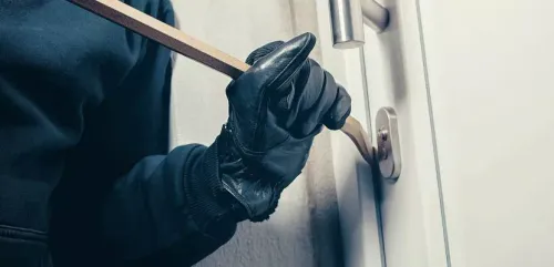 Une femme réveillée par les ronflements du cambrioleur qui dormait...