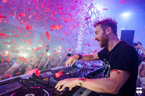 Orange : le show de David Guetta complet en 8 minutes !