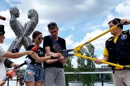 Après 123 jours attachés l’un à l’autre par amour, ils retrouvent...