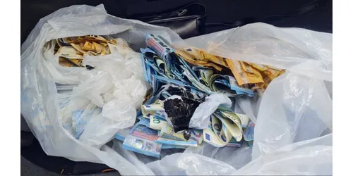 Elle se baigne dans une fontaine entourée de 50 000 euros en billets