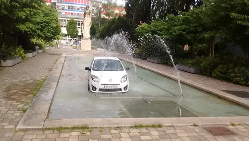 Ivre, il se gare dans une fontaine
