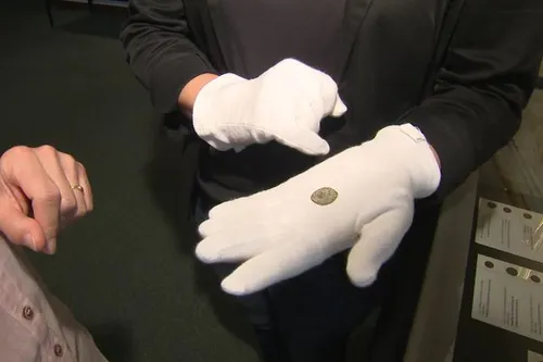 Un enfant de 5 ans découvre une pièce de monnaie datant du règne...