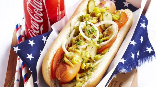 Aux Etats-Unis, il commande deux hot dogs et laisse 16.000 dollars...