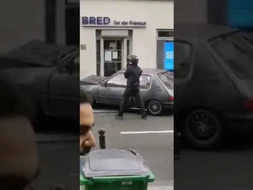 Paris : ils tentent de braquer une banque avec une Peugeot 205......