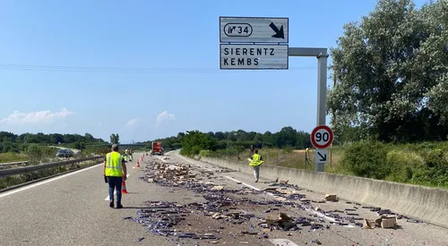 Un camion perd son chargement de dosettes de café, les gens se...