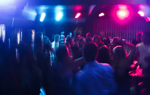Vosges : près de 4000 cas contacts et 44 positifs dans une discothèque