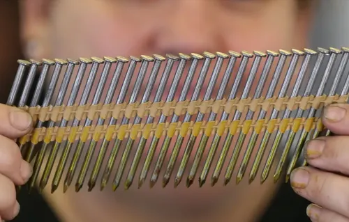 Il se tire par accident un clou de 1,8 cm entre le testicule droit...