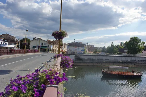 Une ado de 13 ans se jette à l'eau pour sauver un petit garçon de 4...