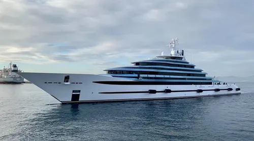 Antibes : héliport, piscine, aquarium… un yacht estimé à 250...