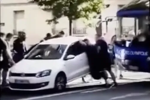 Le bus est bloqué, les rugbymen du Castres soulèvent une voiture à...