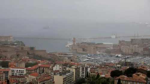 Les Bouches-du-Rhône en alerte rouge "pluie et inondations", des...