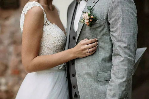 Pour convier sa famille canadienne, un couple d’Américains se marie...