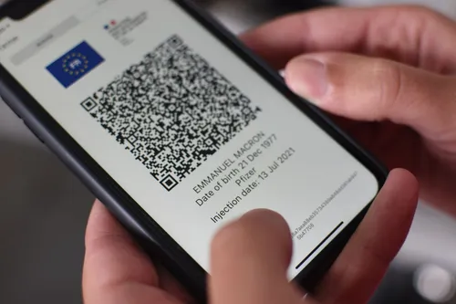 Marseille : sans pass sanitaire, il se sert du QR code de Macron