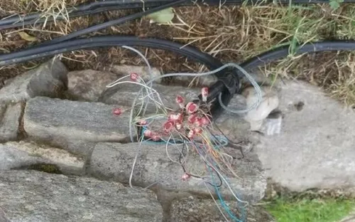 Il en a marre d’attendre les techniciens et répare lui-même le...