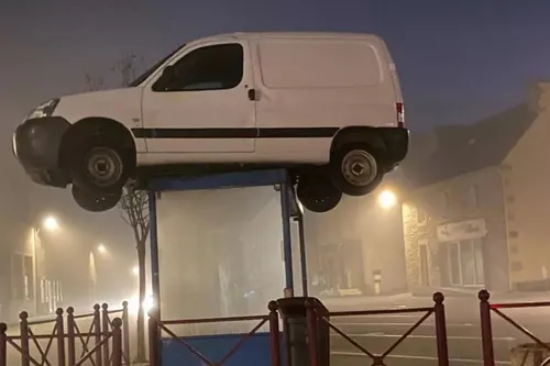 Une fourgonette garée sur un abribus !