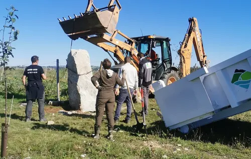 Elle installe un menhir dans son jardin pour chasser les ondes...