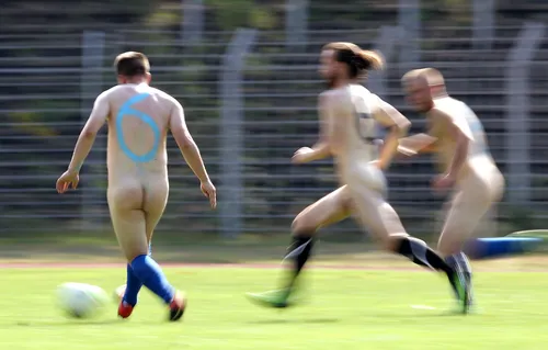 Ils jouent au foot nus pour protester contre le Mondial 2022 au Qatar