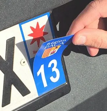Les autocollants régionaux sur les plaques d'immatriculation sont...