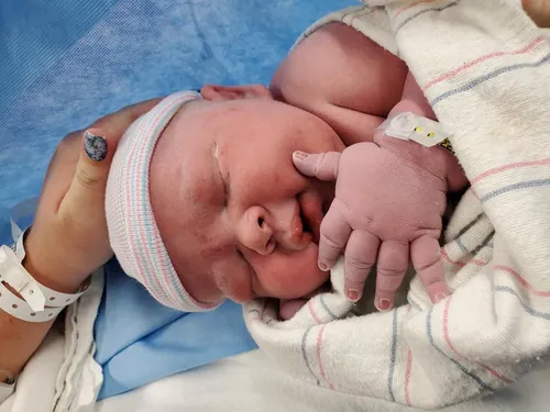 Un bébé aux mensurations hors-norme pèse 6,4 kg à la naissance