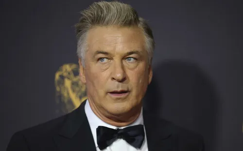 L’acteur Alec Baldwin tue une femme par balle sur le tournage d’un...
