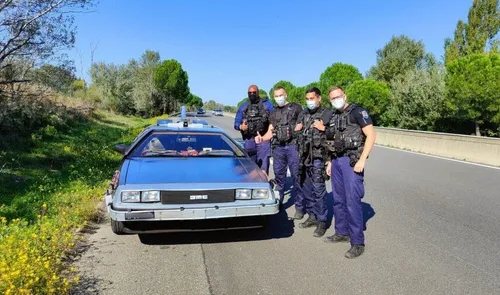 Vaucluse : les gendarmes interceptent la DeLorean de Marty McFly