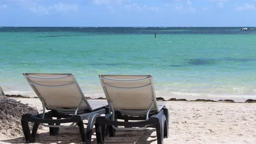 Il trouve un job, continue à se déclarer à Pôle emploi et s'offre...