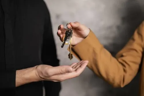 En rentrant de voyage, il retrouve sa maison vidée et vendue