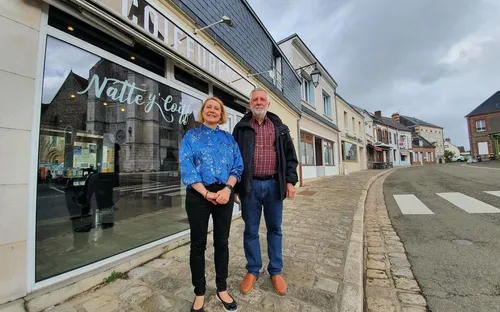 Un retraité rachète tous les commerces de son village pour les...