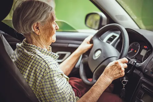 Seniors au volant : 75 % des Français favorables à un examen...