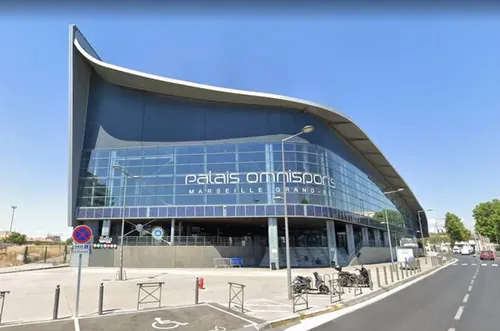 Marseille : des centaines de jeunes envahissent le palais...